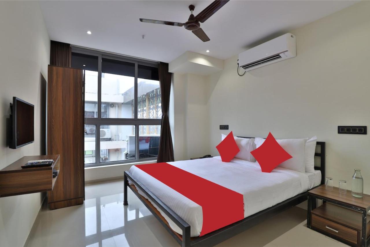 Hotel Vivianna Surat Exterior foto